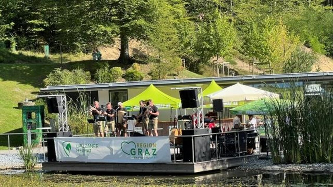 Musikbühne am Seeufer im Kurpark Köflach beim Lipizzanerheimat Musikwandertag. | © Stadtgemeinde Bärnbach