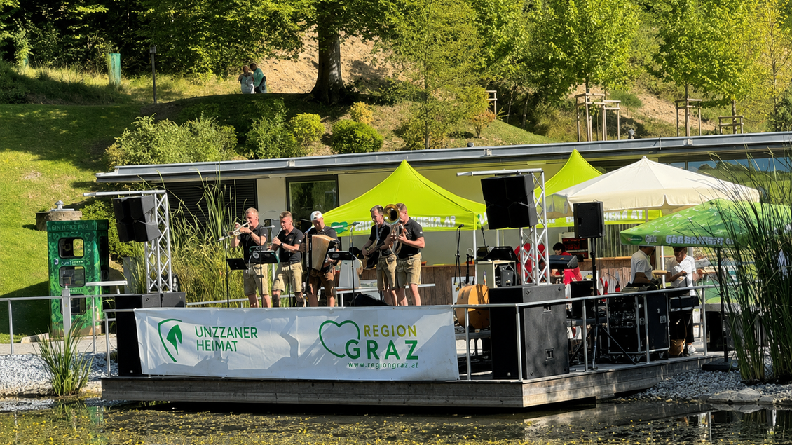 Musikgruppe auf einer Bühne am Teich im Kurpark Köflach beim Lipizzanerheimat Musikwandertag. | © Stadtgemeinde Bärnbach