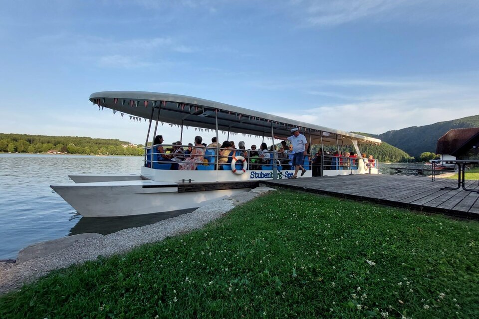 Literaturschiff am Stubenbergsee. | © Kunst und Kulturform Stubenberg