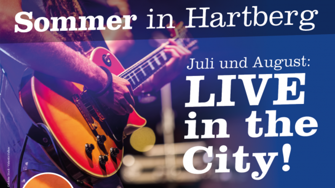 Ein Musiker spielt Gitarre auf einer Bühne. Der Text kündigt Veranstaltungen im Juli und August in Hartberg an. | © Oststeiermark Tourismus