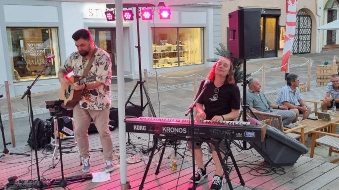 Eine Live-Band spielt Musik auf einer Terrasse. Der Sänger spielt Gitarre, während der Keyboarder am Klavier sitzt. | © Oststeiermark Tourismus