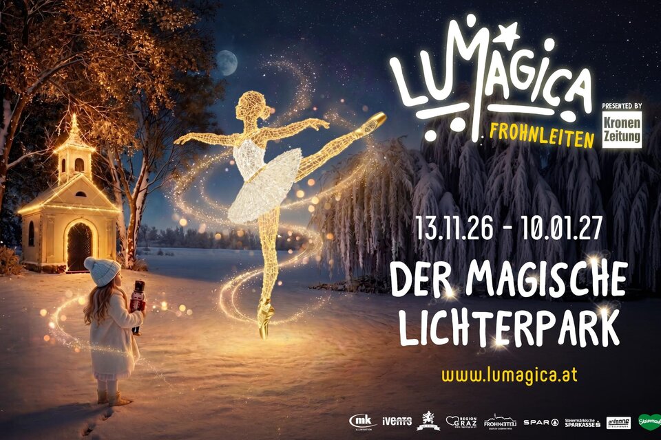 Mädchen mit Nussknacker im Schnee vor einer beleuchteten Kapelle und einer tanzenden Elfe in verschneiter Winterlandschaft.  | © Lumagica