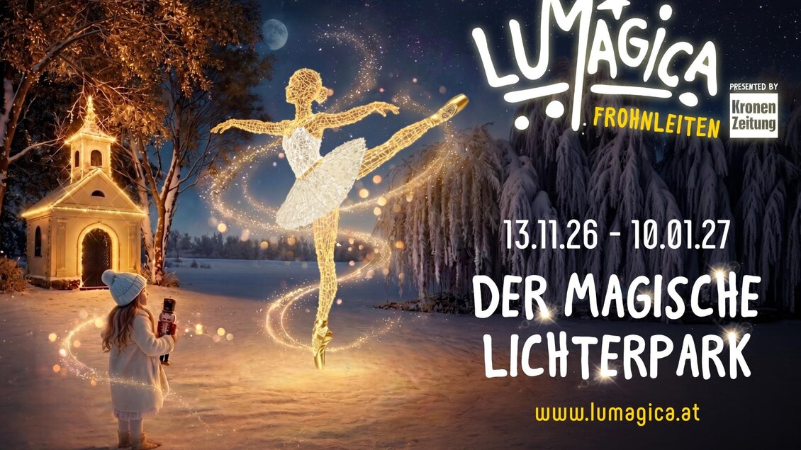 Mädchen mit Nussknacker im Schnee vor einer beleuchteten Kapelle und einer tanzenden Elfe in verschneiter Winterlandschaft.  | © Lumagica