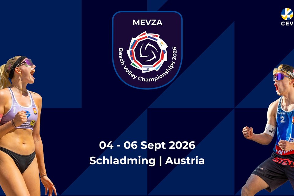 Zwei Sportler stehen begeistert beim Beachvolleyball, während sie sich anfeuern. Im Hintergrund sieht man das Logo der MEVZA Beach Volleyball Championships 2026 in Schladming, Österreich. | © MEVZA