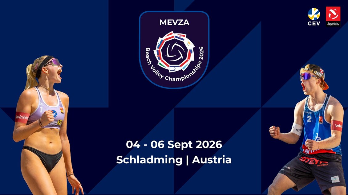 Zwei Sportler stehen begeistert beim Beachvolleyball, während sie sich anfeuern. Im Hintergrund sieht man das Logo der MEVZA Beach Volleyball Championships 2026 in Schladming, Österreich. | © MEVZA