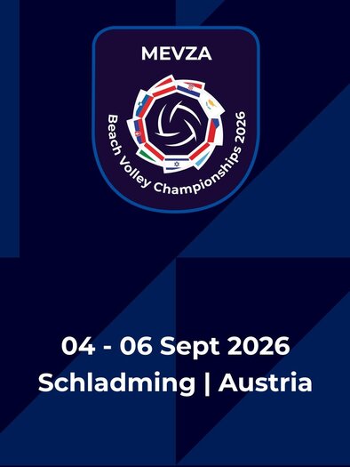 Zwei Sportler stehen begeistert beim Beachvolleyball, während sie sich anfeuern. Im Hintergrund sieht man das Logo der MEVZA Beach Volleyball Championships 2026 in Schladming, Österreich. | © MEVZA