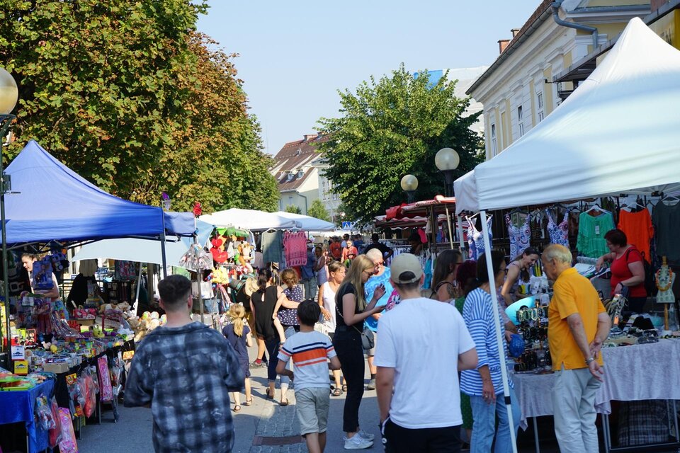 Ein belebter Markt mit bunten Ständen und vielen Menschen. Die Atmosphäre ist lebhaft und einladend. | © Stadtgemeinde Köflach