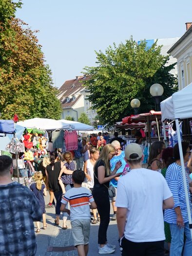 Ein belebter Markt mit bunten Ständen und vielen Menschen. Die Atmosphäre ist lebhaft und einladend. | © Stadtgemeinde Köflach