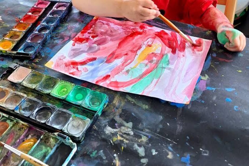 Kinder malen mit Wasserfarben im Kunsthaus Köflach und gestalten bunte Bilder mit Pinseln und verschiedenen Farben. | © plaku