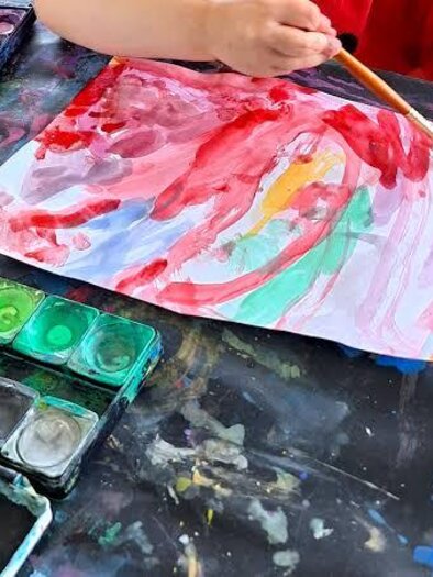 Children are painting with watercolors at the Kunsthaus Köflach and creating colorful pictures with brushes and various colors. | © plaku
