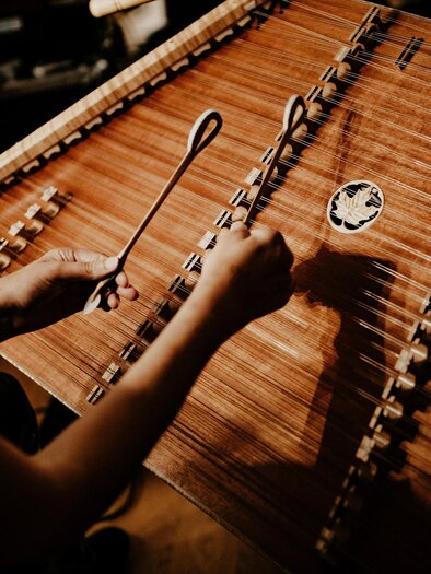 Eine Person spielt ein Holzinstrument mit zwei Schlägeln. Das Instrument hat eine klare, glänzende Oberfläche und ist kunstvoll gefertigt. | © pixabay