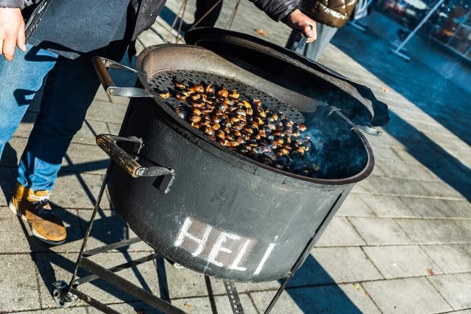 Ein über einem offenen Feuer gegrillter Kastanienstand. Die Kastanien sind in einer großen, schwarzen Pfanne sichtbar. | © Stadtgemeinde Feldbach