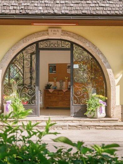 Entrance of the Stoeckl Inn in Grundlsee | © Dorfwirtshaus Stöckl | Karl Steinegger Fotografie | © Dorfwirtshaus Stöckl
