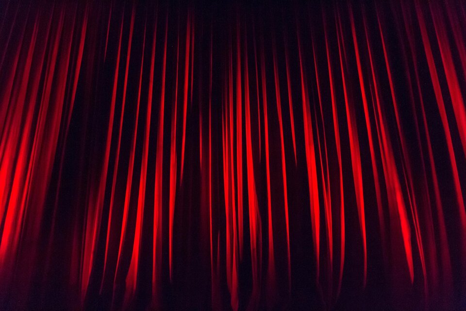 Ein roter Vorhang mit sanften Falten. Die dunkle Stimmung erzeugt eine erwartungsvolle Atmosphäre. | © Pixabay