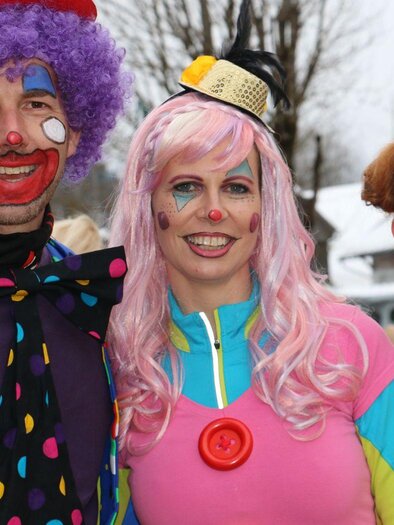 A group of happy people in colorful costumes. They are wearing clown makeup and laughing together. | © TVB Ausseerland - Salzkammergut-Siegfried Zink
