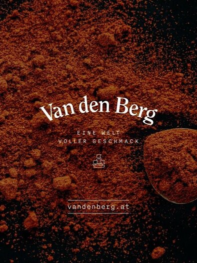 Ein Haufen aromatisches Gewürzpulver auf einem dunklen Hintergrund. Eine Messlöffel liegt daneben, während der Markenname "Van den Berg" prominent angezeigt wird. | © van den Berg