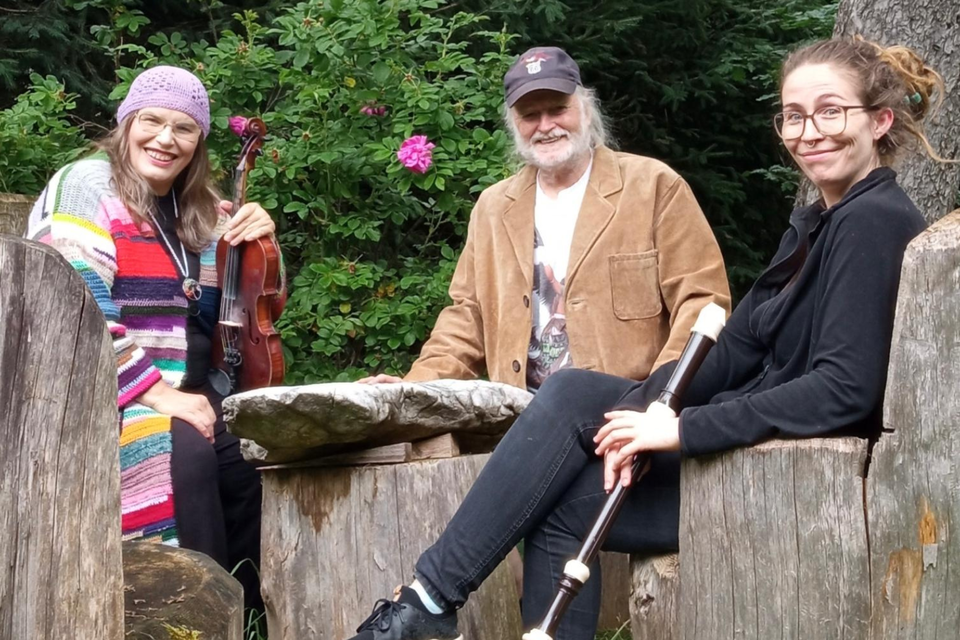 Das Bild zeigt Literat Michael Benaglio und die Musiker vom Duo Zeitenklänge im Ausseerland Salzkammergut | © Simalhof, Bad Mitterndorf