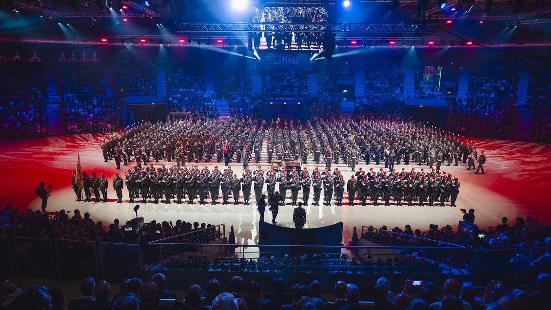 Zahlreiche Militärmusiker in Formation beim Musikfestival in der vollbesetzten Stadthalle Graz. | © Carina Karlovits