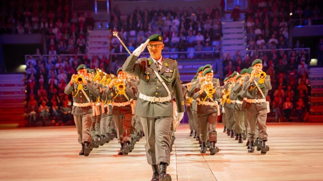 Militärkapelle marschiert mit Tambourmajor in Formation in die Grazer Stadthalle ein. | © Thomas Simoner