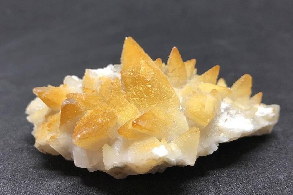 Ein Stück Quarz mit spitzen, goldenen Kristallen auf einer weißen Basis. Die Oberfläche glänzt und zeigt eine interessante Textur. | © Erlebnisregion Murtal