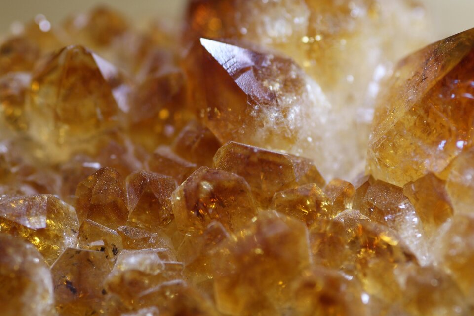 Ein schönes, bernsteinfarbenes Mineral mit funkelnden Kristallen. Die Oberfläche ist glänzend und reflektiert das Licht. | © Pixabay