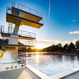 Ein Ort, an dem der Sommer leise ankommt – und lange bleibt.

Die Sonne taucht das Wasser im Freibad Fürstenfeld in warmes Licht, während sich der Sprungturm stolz in den Himmel hebt. Hier beginnt das Gefühl von Freiheit: ein tiefer Atemzug, ein kurzer Moment der Stille – und dann der Sprung ins kühle Nass. Das Plätschern des Wassers, das Lachen am Beckenrand, die Leichtigkeit eines Sommertages.

In der Erlebnisregion Thermen- & Vulkanland im Südosten der Steiermark sind es genau diese Augenblicke, die Körper und Seele beleben. Zwischen Bewegung und Entspannung, zwischen Sonnenstrahlen und Wasseroberfläche entsteht ein ganz besonderes Lebensgefühl.

Eintauchen. Aufleben. Loslassen.

Zu schön, um nicht da zu sein. | © Jean van Luelik Photographer