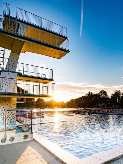 Ein Ort, an dem der Sommer leise ankommt – und lange bleibt.

Die Sonne taucht das Wasser im Freibad Fürstenfeld in warmes Licht, während sich der Sprungturm stolz in den Himmel hebt. Hier beginnt das Gefühl von Freiheit: ein tiefer Atemzug, ein kurzer Moment der Stille – und dann der Sprung ins kühle Nass. Das Plätschern des Wassers, das Lachen am Beckenrand, die Leichtigkeit eines Sommertages.

In der Erlebnisregion Thermen- & Vulkanland im Südosten der Steiermark sind es genau diese Augenblicke, die Körper und Seele beleben. Zwischen Bewegung und Entspannung, zwischen Sonnenstrahlen und Wasseroberfläche entsteht ein ganz besonderes Lebensgefühl.

Eintauchen. Aufleben. Loslassen.

Zu schön, um nicht da zu sein. | © Jean van Luelik Photographer