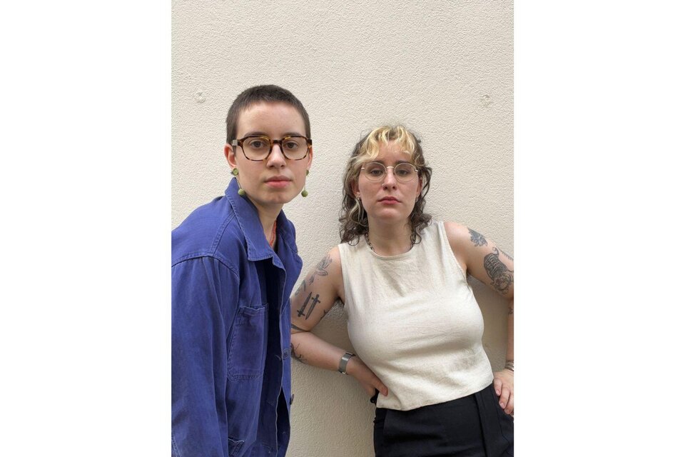 <p>Ein Bild der beiden Künstlerinnen Lori Müs (Laura Kircher) und Muräne (Mia Mayer) vor einer weißen Wand.<br/></p> | © Laura Kircher, Mia Mayer