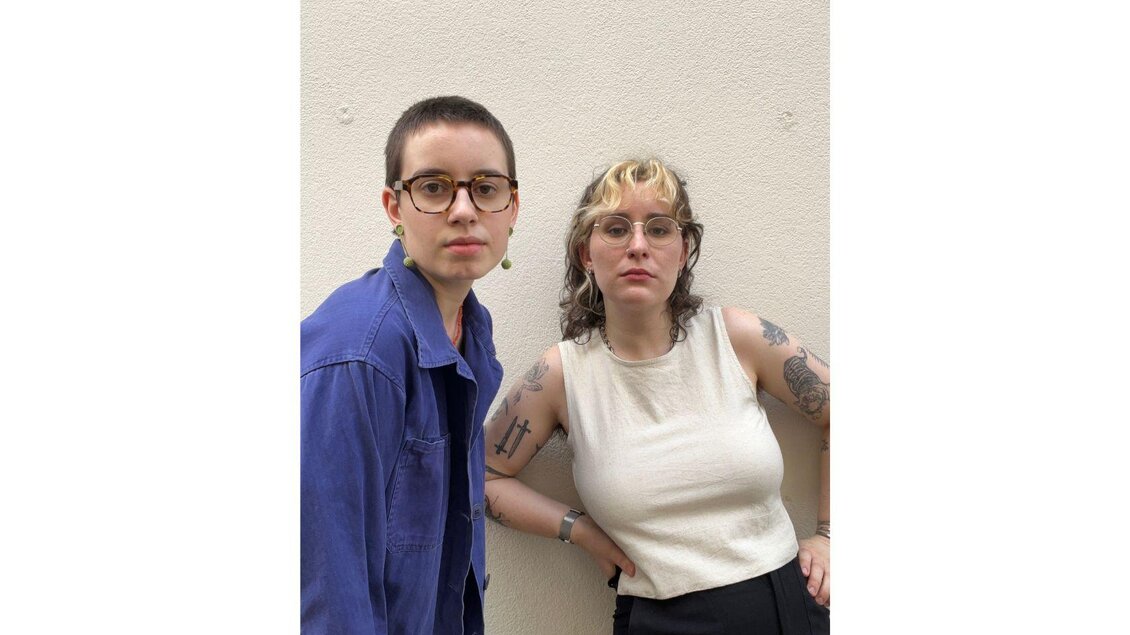 <p>Ein Bild der beiden Künstlerinnen Lori Müs (Laura Kircher) und Muräne (Mia Mayer) vor einer weißen Wand.<br/></p> | © Laura Kircher, Mia Mayer