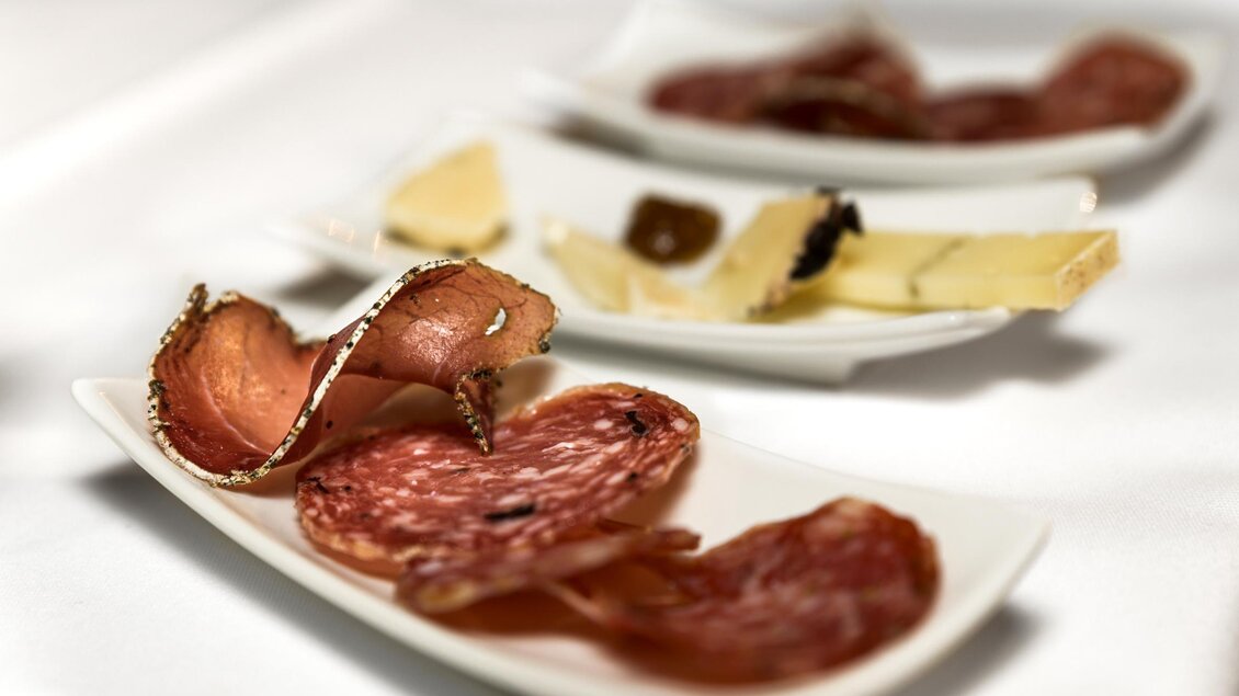Ein elegantes Serviergericht mit verschiedenen Wurst- und Käsesorten. Die Platten zeigen eine Auswahl von Salami und Käse in ansprechender Anordnung. | © ivents-kulturagentur--ulrike-rauch