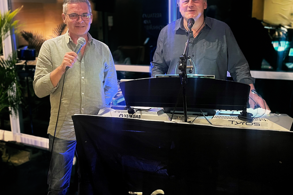 Zwei Musiker mit Mikrofon und Keyboard bei einem stimmungsvollen Live-Auftritt im Innenbereich – musikalische Unterhaltung, gesellige Abendstimmung und Kulturgenuss mit der Band „Nightlife“ in der Therme der Ruhe Bad Gleichenberg. | © Therme der Ruhe Bad Gleichenberg