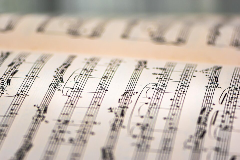 Ein close-up Bild von Notenblättern mit musikalen Notationen. Die Noten sind auf einem hellen Hintergrund angeordnet. | © Pixabay