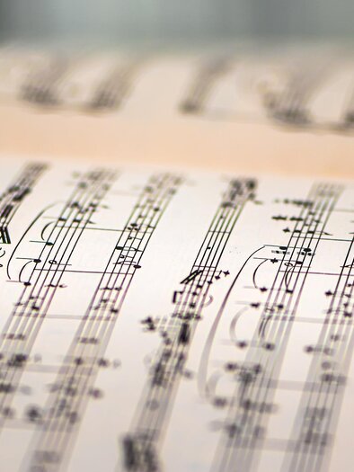 A close-up image of sheet music with musical notations. The notes are arranged on a light background. | © Pixabay