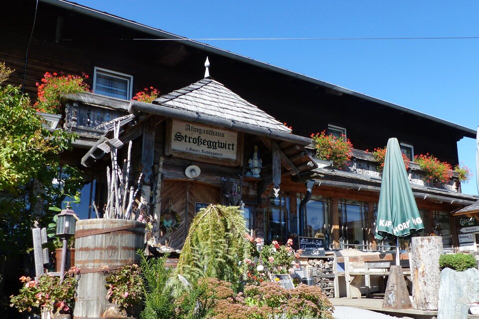 Ein rustikales Gasthaus mit blühenden Blumen und gemütlichen Sitzplätzen im Freien. Die Fassade ist aus Holz und liebevoll gestaltet. | © Tourismusverband Oststeiermark