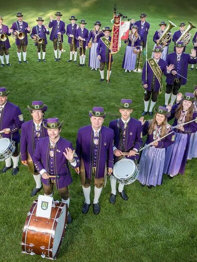 Group photo of the traditional costume band Fladnitz at the Teichalm in heart shape | © Trachtenkapelle Fladnitz an der Teichalm