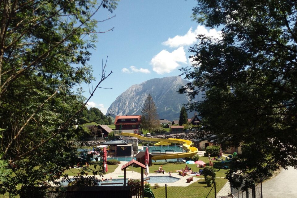 Das Alpenbad Bad Mitterndorf verfügt über ein Kinderbecken und einen Kinderspielplatz für die kleinen Gäste sowie über ein Bistro für Erfrischungen, eine große gelbe Wasserrutsche und großzügige, gepflegte Liegeflächen zum Entspannen. | © Marktgemeinde Bad Mitterndorf