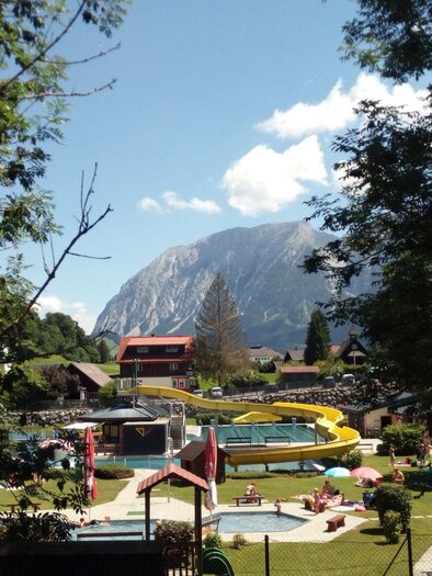 Das Alpenbad Bad Mitterndorf verfügt über ein Kinderbecken und einen Kinderspielplatz für die kleinen Gäste sowie über ein Bistro für Erfrischungen, eine große gelbe Wasserrutsche und großzügige, gepflegte Liegeflächen zum Entspannen. | © Marktgemeinde Bad Mitterndorf