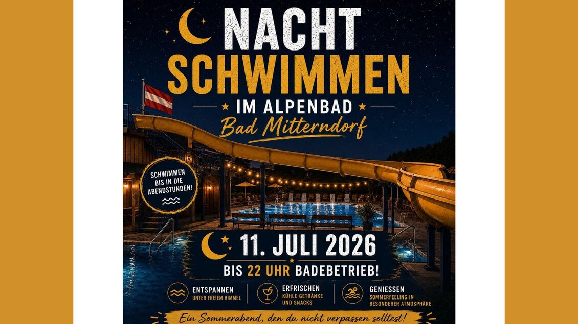 Ein Plakat lädt zum Nachtschwimmen im Alpenbad Bad Mitterndorf am 11. Juli 2026 ein. Bis 22 Uhr können Besucherinnen und Besucher das beheizte Schwimmbad genießen oder den Abend bei erfrischenden Getränken und kleinen Köstlichkeiten im Bistro ausklingen lassen. | © Marktgemeinde Bad Mitterndorf