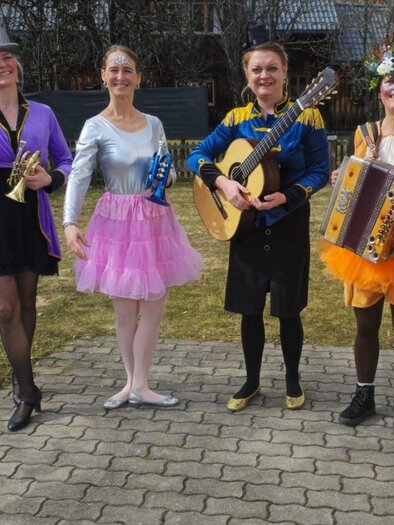 <p>The group of five colorfully costumed members from the Narrenstadl Faschingsbrief stands outside, looking forward to the joyful performance in Altaussee during the Ausseer Fasching. They hold musical instruments and radiate joy.</p> | © Rainer Fischer
