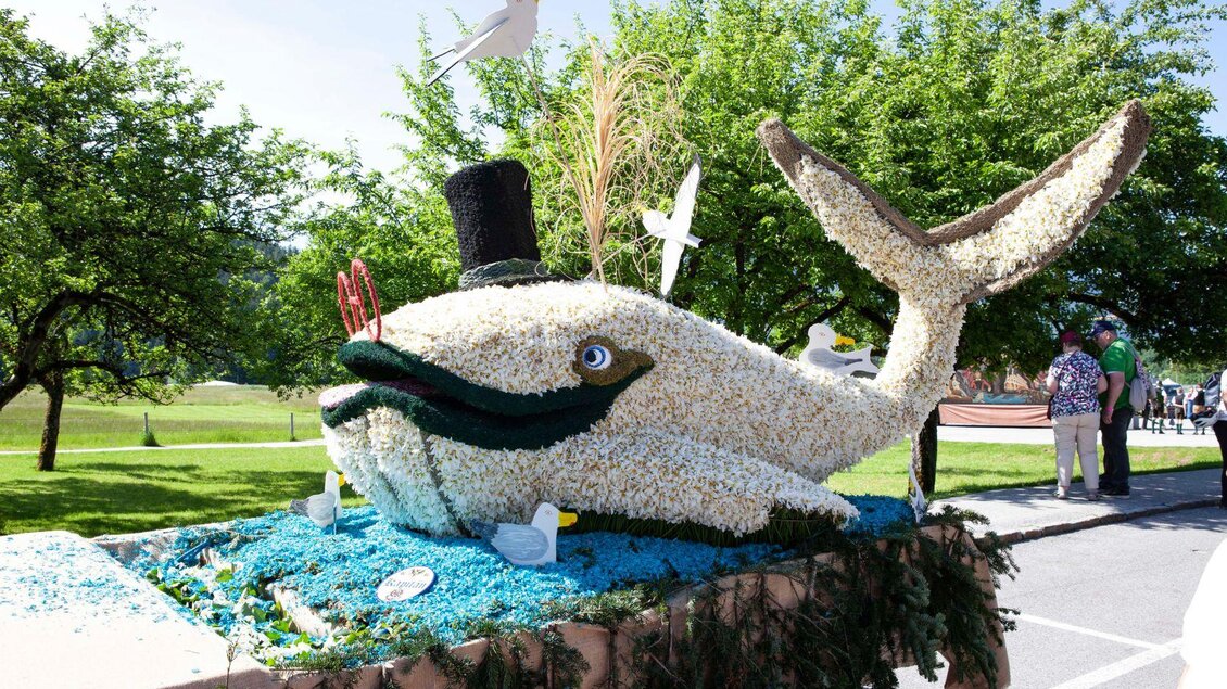 >Eine Narzissenfigur, der Wal, mit vielen Narzissen gesteckt, auf dem Korso zum Narzissenfest. | © Narzissenfestverein_Sima