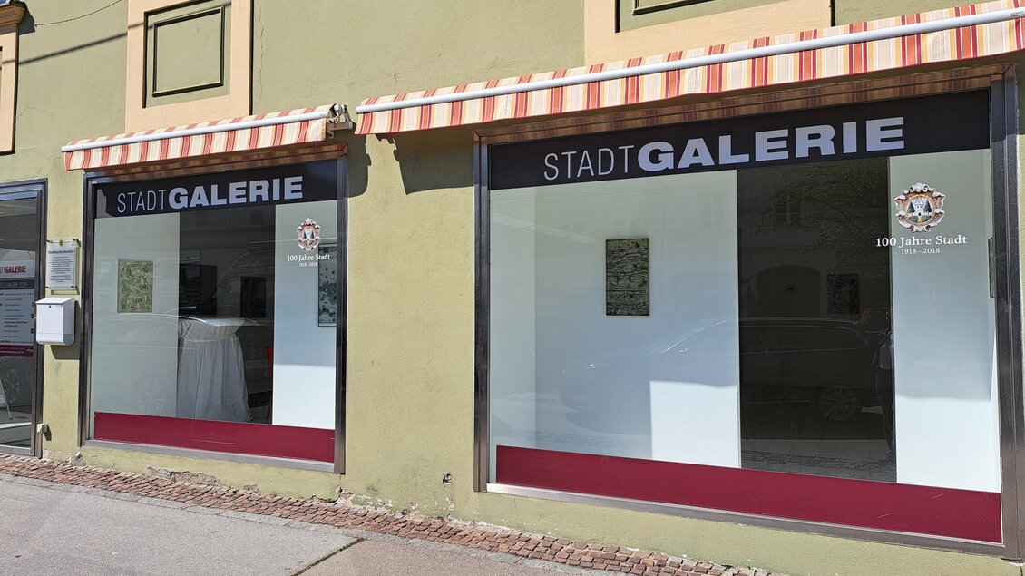 Eine Stadtgalerie mit großen Fenstern und einem einfachen Design. Die Fassade ist in einem hellen Farbton gehalten und hat ein gestreiftes Sonnensegel. | © TVB Südsteiermark_Steininger
