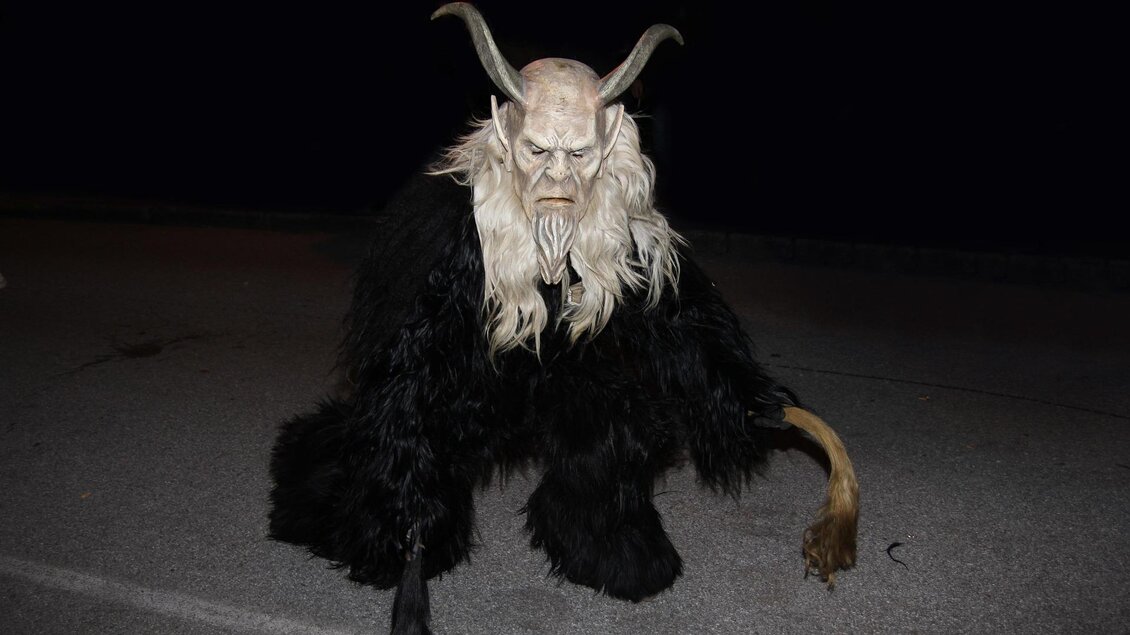 Zu sehen ist ein Krampus in hockender Stellung. | © Pixabay