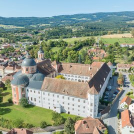 Eine beeindruckende Klosteranlage umgeben von grünen Hügeln und Landschaften. Die Architektur ist historisch und gut erhalten. | © Helmut Schweighofer
