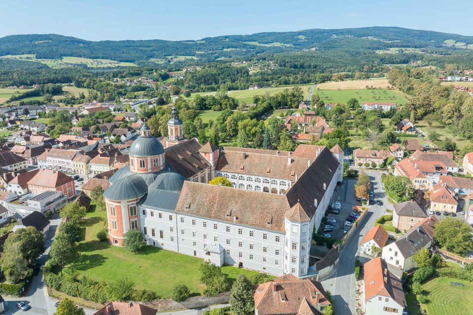 Eine beeindruckende Klosteranlage umgeben von grünen Hügeln und Landschaften. Die Architektur ist historisch und gut erhalten. | © Helmut Schweighofer