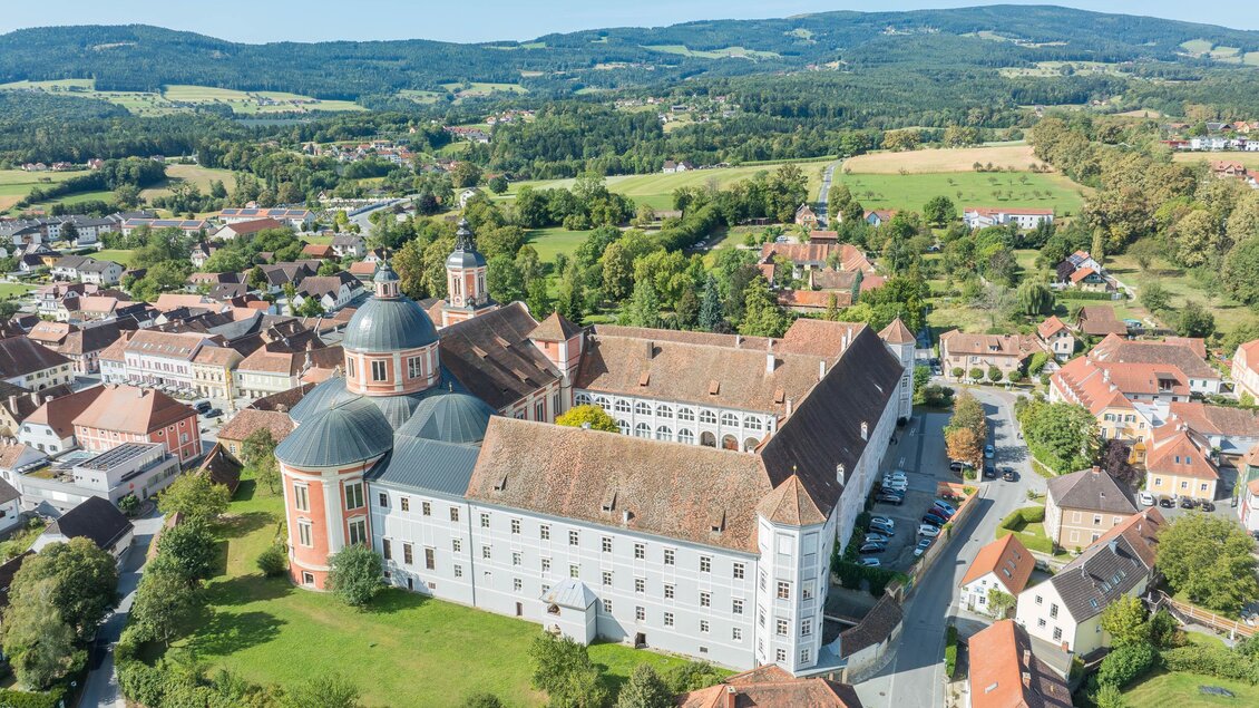 Eine beeindruckende Klosteranlage umgeben von grünen Hügeln und Landschaften. Die Architektur ist historisch und gut erhalten. | © Helmut Schweighofer