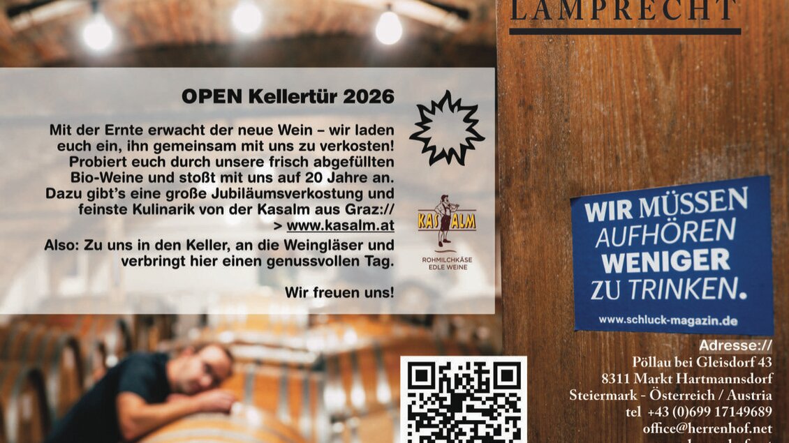 Das Veranstaltungsplakat „OPEN Kellertür 2026“ des Herrenhofs Lamprecht lädt zu einem genussvollen Tag im Weinkeller in Markt Hartmannsdorf ein. Im Mittelpunkt stehen die Verkostung frisch abgefüllter Bio-Weine, eine große Jubiläumsverkostung zum 20-jährigen Bestehen und kulinarische Spezialitäten der Kasalm aus Graz. Im Hintergrund sind ein traditioneller Gewölbekeller mit Holzfässern und ein Winzer zu sehen. | © Bernhard Bergmann