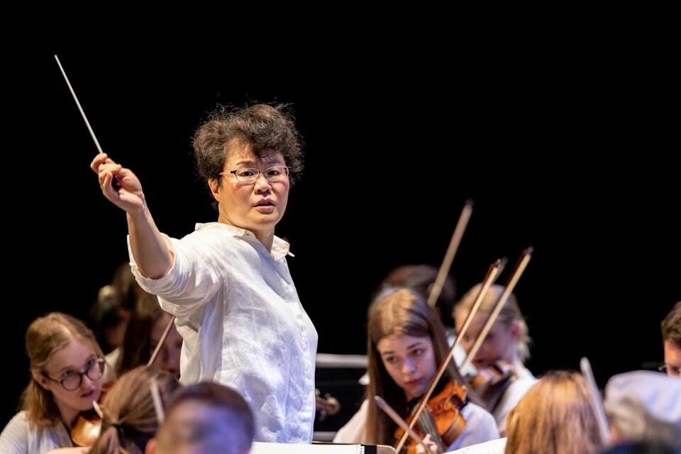 Am Dirigentenpult Mei-Ann Chen mit jungen Orchestermusiker bei der Styriarte in Graz. | © Nikola Milatovic
