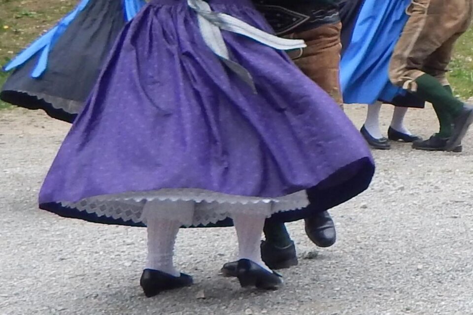 Tanzpaar in Tracht beim Volkstanzen auf einem Fest in Weinitzen. | © ARGE Volkstanz Steiermark