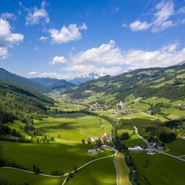 Eine malerische Landschaft mit grünen Wiesen und Bergen im Hintergrund. Der Himmel ist klar und blau, während die Wolken sanft ziehen. | © Tv Murau
