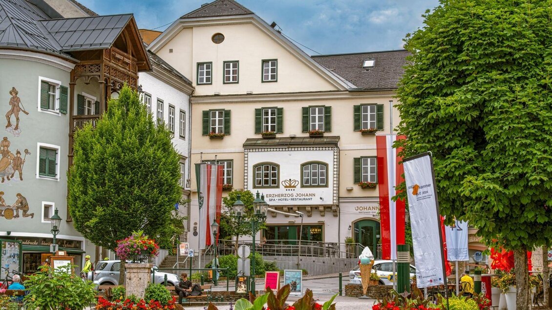 Das Hotel SPA Erzherzog Johann im Zentrum von Bad Aussee. Die sommerliche Umgebung ergibt eine schöne Stimmung.  | © SPA Erzherzog Johann Hotel